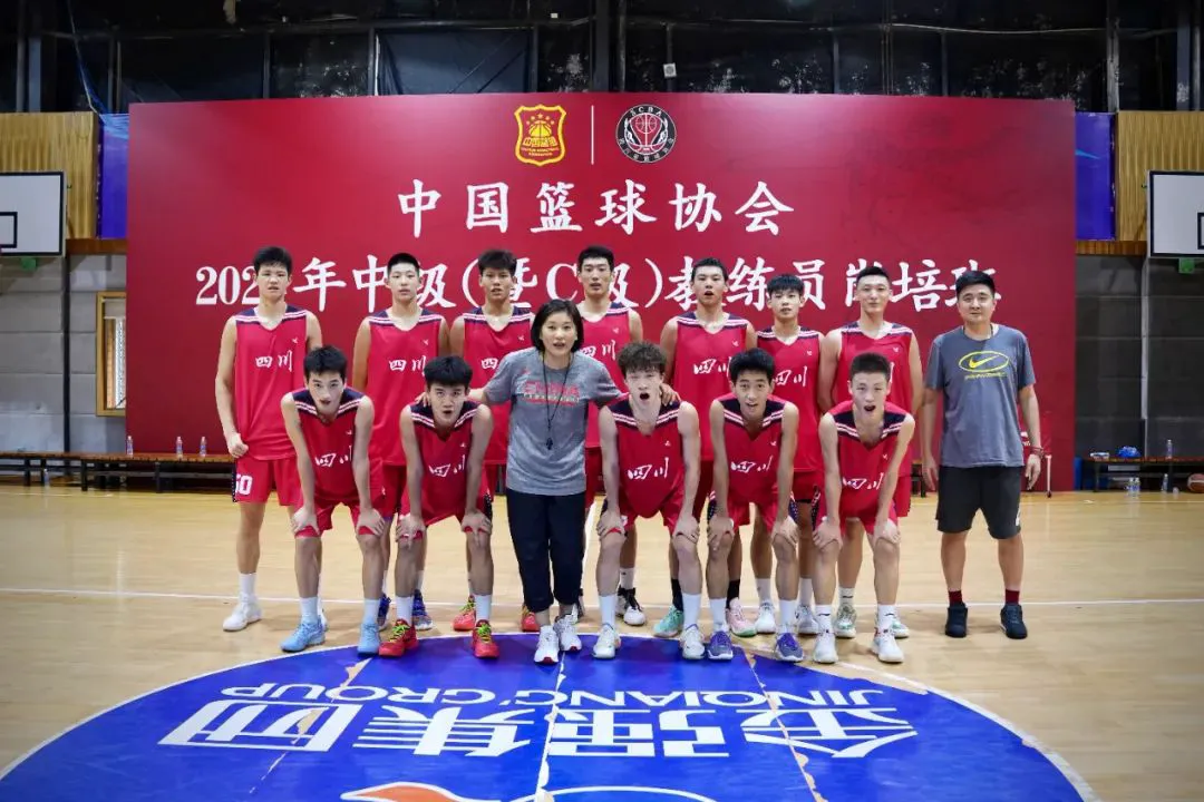 如何通过快攻训练提高球员的速度和灵活性?_0